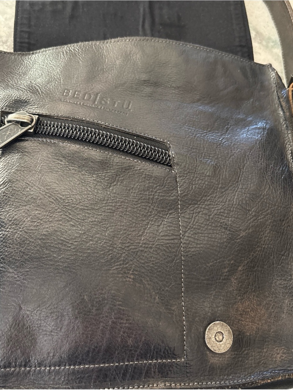 BedStu Venice Classic Unisex Black Leather Messenger Bag with Front Buckle - Picture 7 of 15